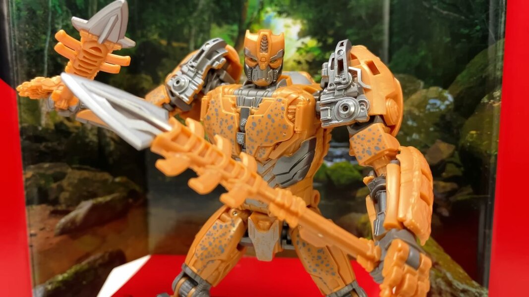 In Hand Image Of Studio Series Rise Of The Beasts 98 Cheetor  (45 of 51)